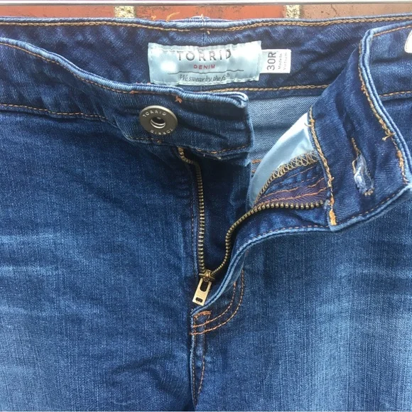 Torrid Skinny Crop Jeans Blue Denim Faded Dark Wash Whiskers Plus Size 30 R 30R - Picture 8 of 13